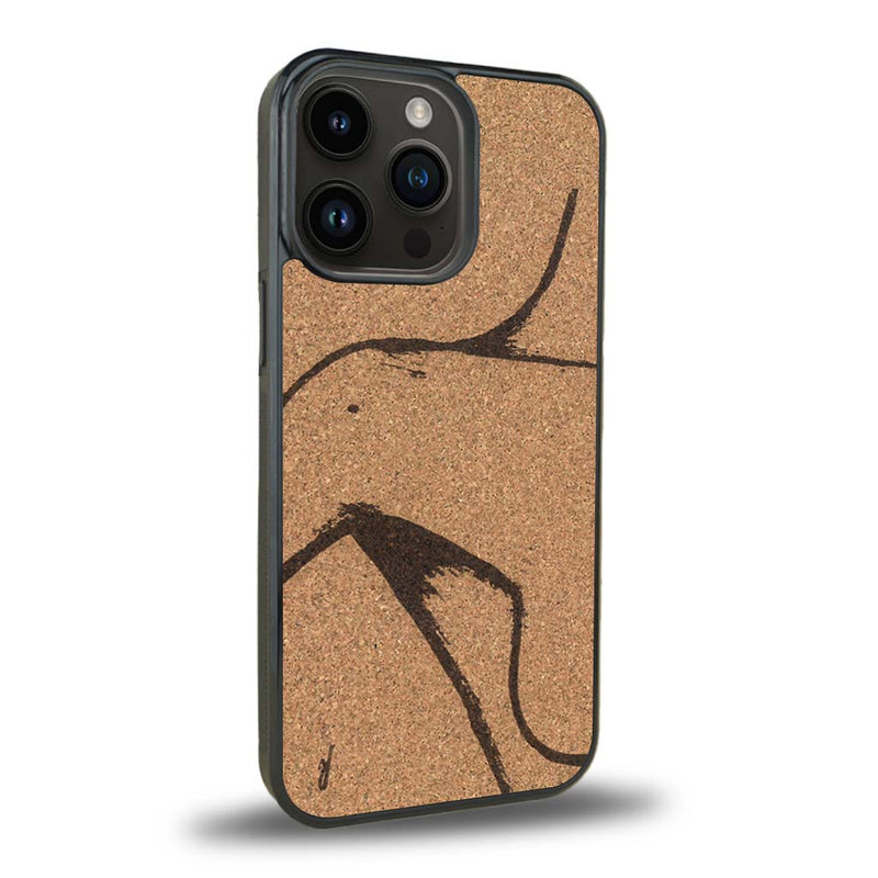 Coque de protection en bois véritable fabriquée en France pour iPhone 15 Pro représentant une silhouette féminine dessinée à la main par l'artiste Maud Dabs