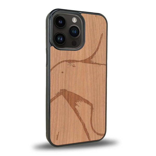 Coque de protection en bois véritable fabriquée en France pour iPhone 15 Pro représentant une silhouette féminine dessinée à la main par l'artiste Maud Dabs