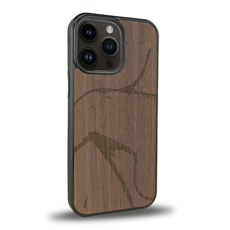 Coque de protection en bois véritable fabriquée en France pour iPhone 15 Pro représentant une silhouette féminine dessinée à la main par l'artiste Maud Dabs