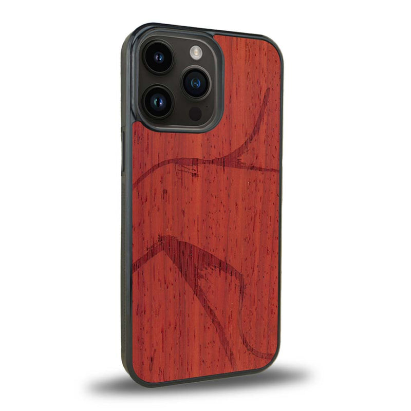 Coque de protection en bois véritable fabriquée en France pour iPhone 15 Pro représentant une silhouette féminine dessinée à la main par l'artiste Maud Dabs