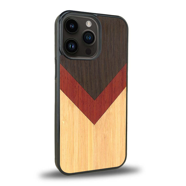 Coque de protection en bois véritable fabriquée en France pour iPhone 15 Pro alliant du chêne fumé, du padouk et du bambou en forme de chevron sur le thème de l'art abstrait