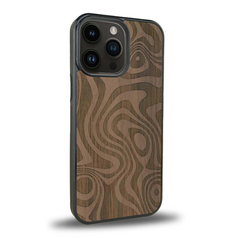 Coque de protection en bois véritable fabriquée en France pour iPhone 15 Pro avec un motif abstrait représentant les mouvements de l'eau