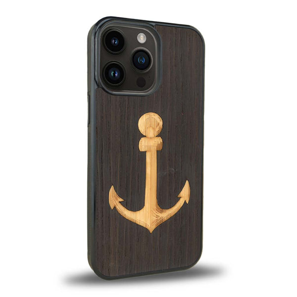 Coque de protection en bois véritable fabriquée en France pour iPhone 15 Pro sur le thème nautique avec un bois clair et un bois foncé représentant une ancre de bateau
