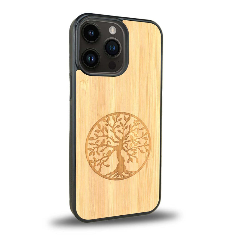 Coque de protection en bois véritable fabriquée en France pour iPhone 15 Pro sur le thème de la spiritualité et du yoga avec une gravure zen représentant un arbre de vie