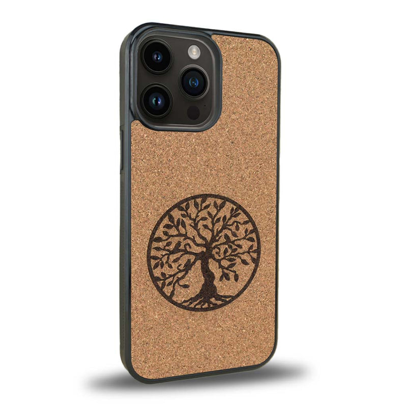 Coque de protection en bois véritable fabriquée en France pour iPhone 15 Pro sur le thème de la spiritualité et du yoga avec une gravure zen représentant un arbre de vie