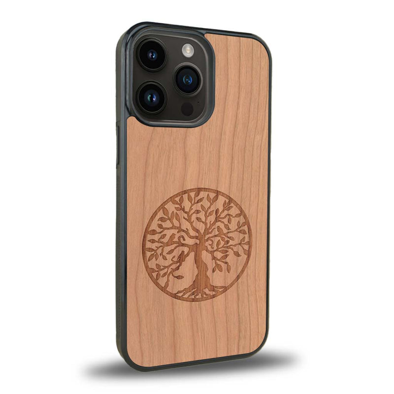 Coque de protection en bois véritable fabriquée en France pour iPhone 15 Pro sur le thème de la spiritualité et du yoga avec une gravure zen représentant un arbre de vie