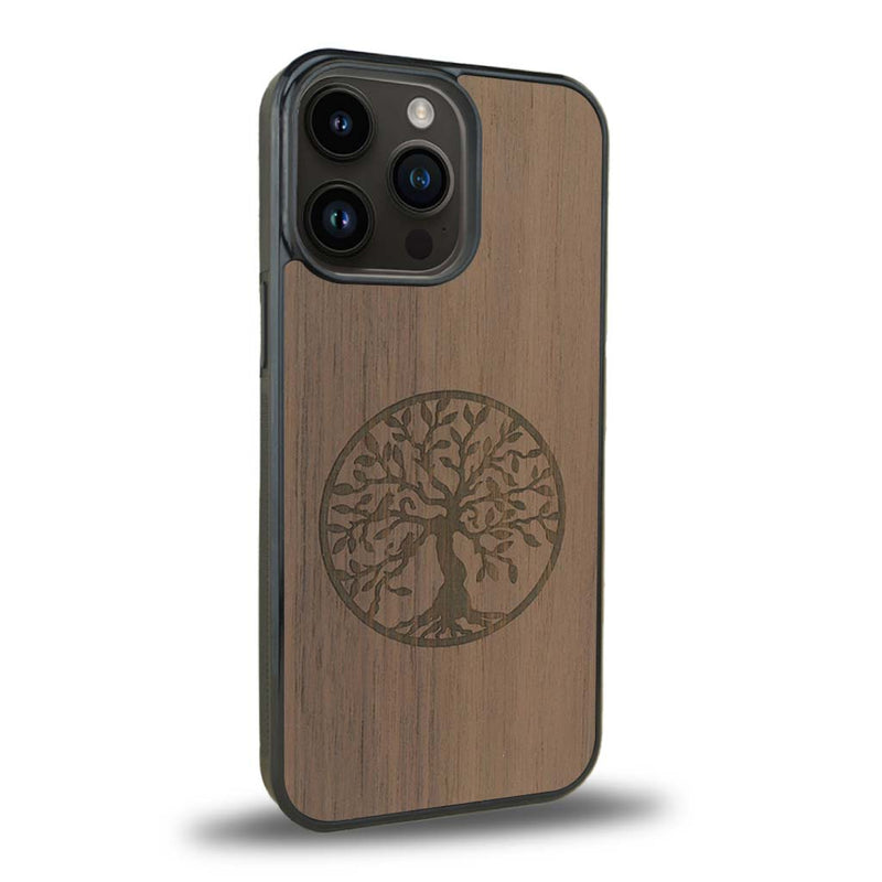 Coque de protection en bois véritable fabriquée en France pour iPhone 15 Pro sur le thème de la spiritualité et du yoga avec une gravure zen représentant un arbre de vie