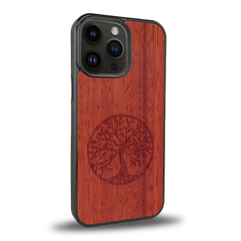 Coque de protection en bois véritable fabriquée en France pour iPhone 15 Pro sur le thème de la spiritualité et du yoga avec une gravure zen représentant un arbre de vie