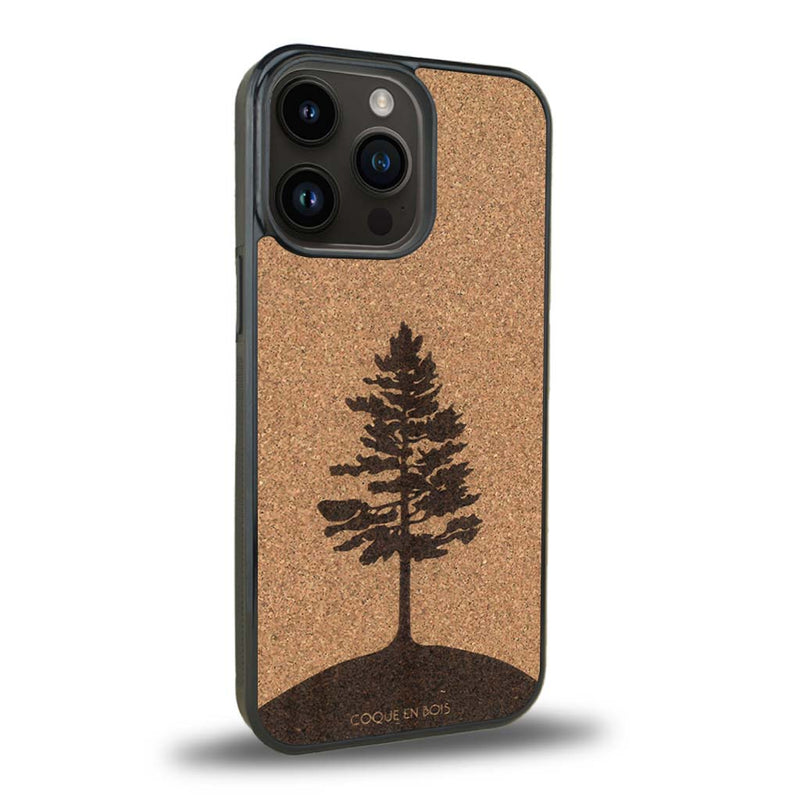 Coque de protection en bois véritable fabriquée en France pour iPhone 15 Pro sur le thème de la nature, de la fôret et de l'écoresponsabilité avec une gravure représentant un arbre 