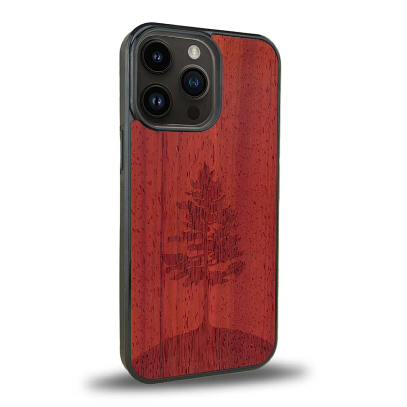 Coque de protection en bois véritable fabriquée en France pour iPhone 15 Pro sur le thème de la nature, de la fôret et de l'écoresponsabilité avec une gravure représentant un arbre 