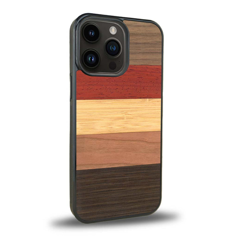 Coque de protection en bois véritable fabriquée en France pour iPhone 15 Pro alliant des bandes horizontales de bambou, merisier, padouk, noyer et chêne fumé