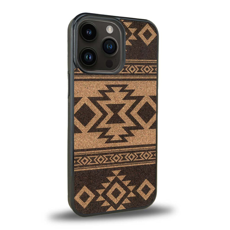 Coque de protection en bois véritable fabriquée en France pour iPhone 15 Pro avec des motifs géométriques s'inspirant des temples aztèques, mayas et incas