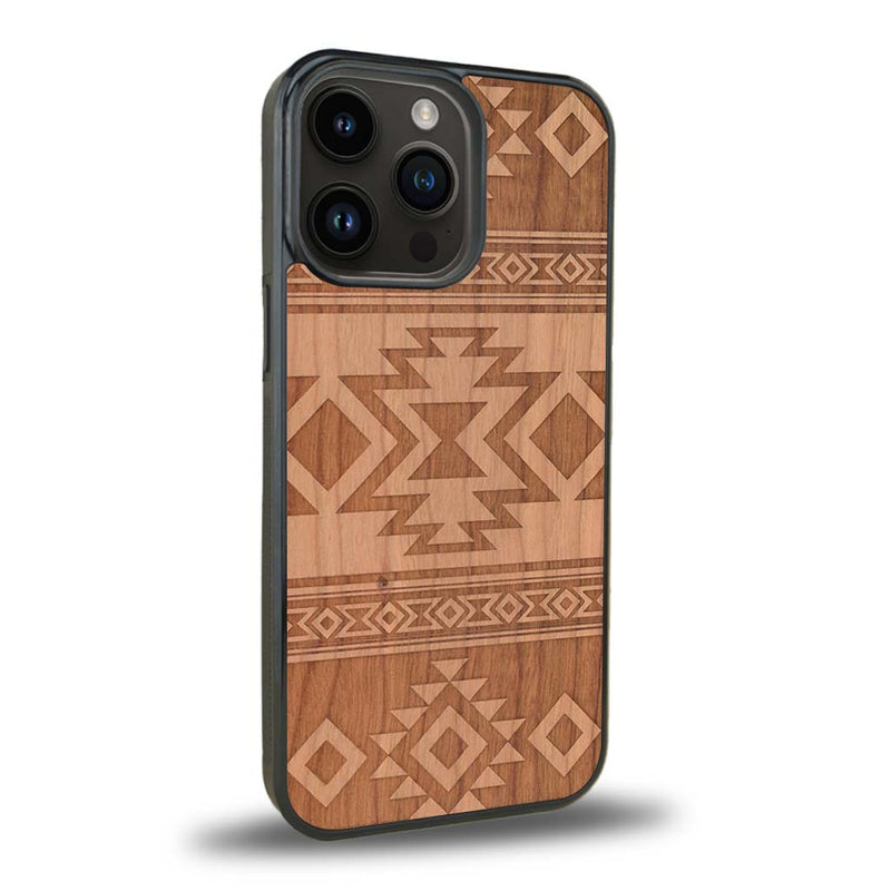 Coque de protection en bois véritable fabriquée en France pour iPhone 15 Pro avec des motifs géométriques s'inspirant des temples aztèques, mayas et incas