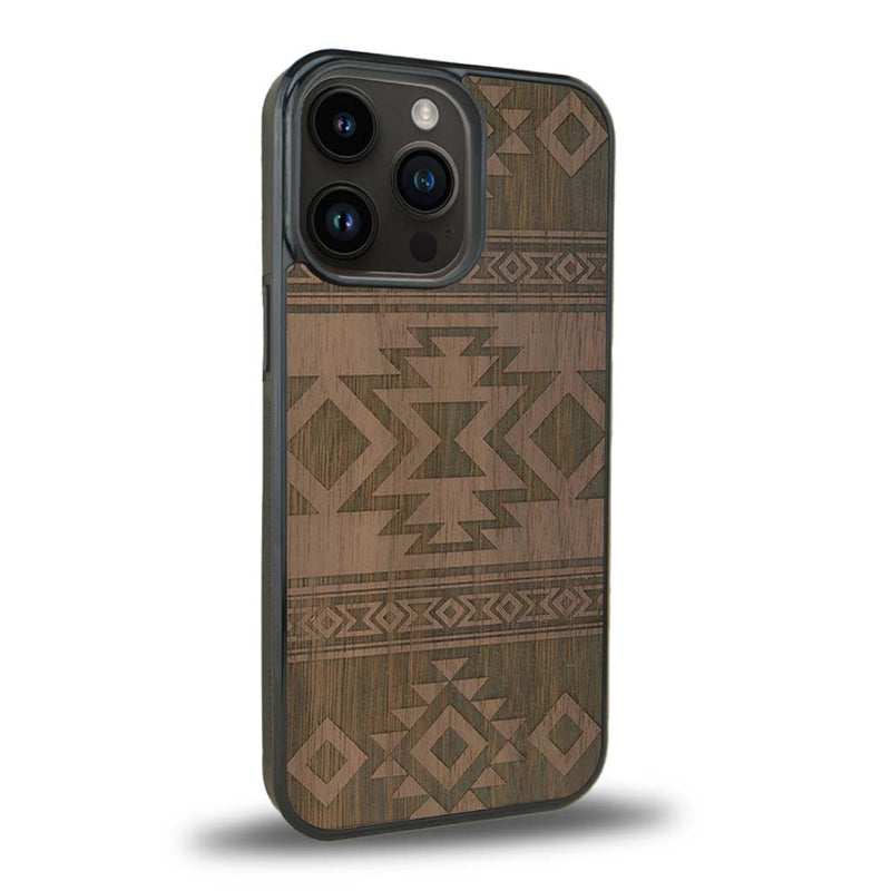 Coque de protection en bois véritable fabriquée en France pour iPhone 15 Pro avec des motifs géométriques s'inspirant des temples aztèques, mayas et incas