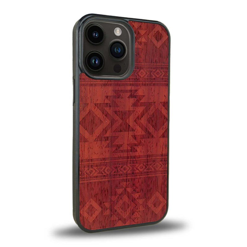 Coque de protection en bois véritable fabriquée en France pour iPhone 15 Pro avec des motifs géométriques s'inspirant des temples aztèques, mayas et incas