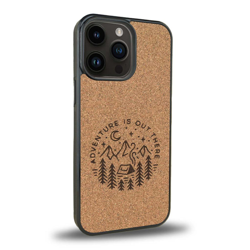 Coque de protection en bois véritable fabriquée en France pour iPhone 15 Pro sur le thème du camping en pleine nature et du bivouac avec la phrase "Aventure is out there"