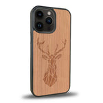Coque de protection en bois véritable fabriquée en France pour iPhone 15 Pro sur le thème de la nature et des animaux représentant une tête de cerf gométrique avec un design moderne et minimaliste