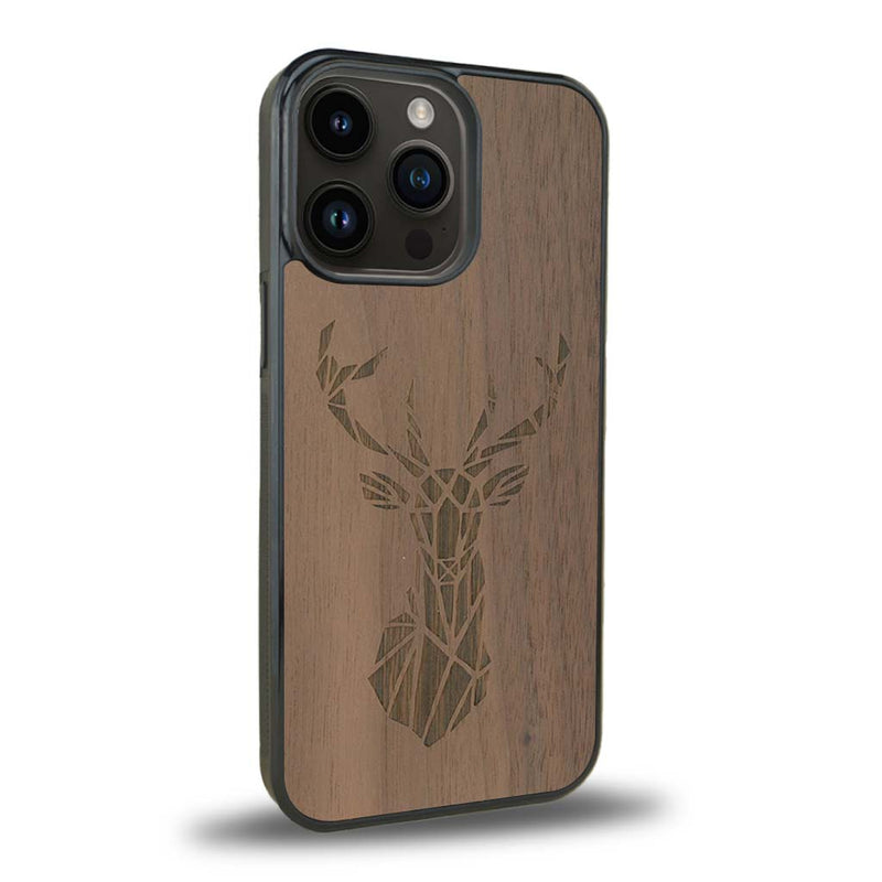Coque de protection en bois véritable fabriquée en France pour iPhone 15 Pro sur le thème de la nature et des animaux représentant une tête de cerf gométrique avec un design moderne et minimaliste