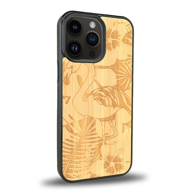 Coque de protection en bois véritable fabriquée en France pour iPhone 15 Pro sur le thème de la nature et des animaux représentant un flamant rose entre des fougères