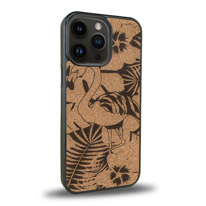 Coque de protection en bois véritable fabriquée en France pour iPhone 15 Pro sur le thème de la nature et des animaux représentant un flamant rose entre des fougères