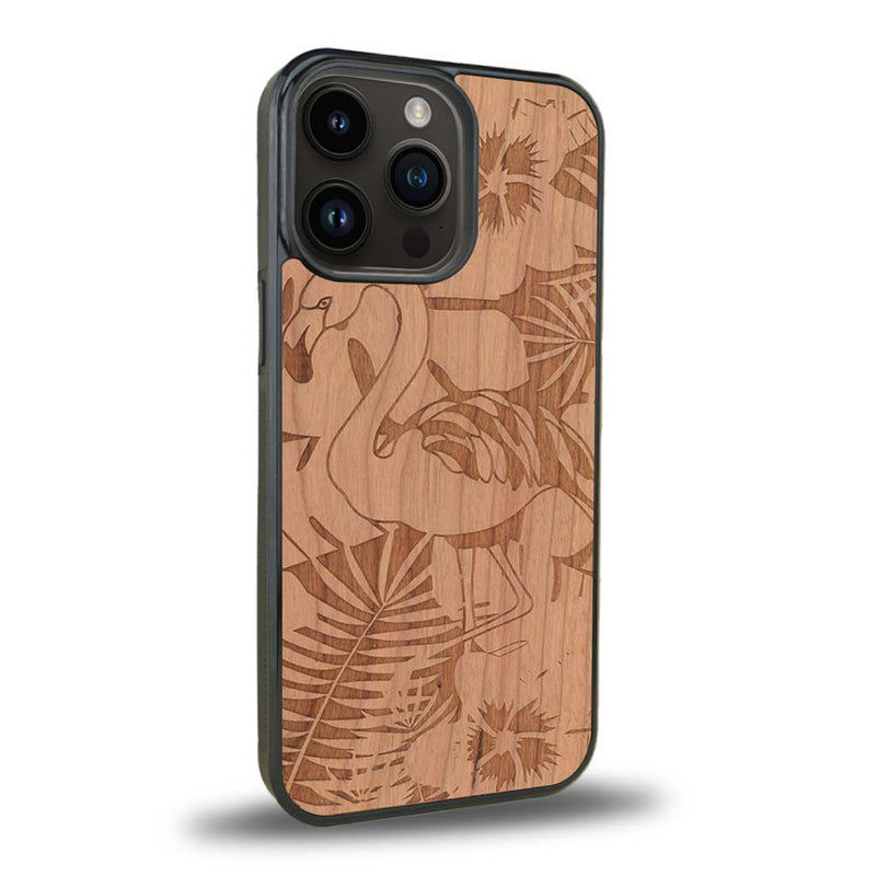 Coque de protection en bois véritable fabriquée en France pour iPhone 15 Pro sur le thème de la nature et des animaux représentant un flamant rose entre des fougères