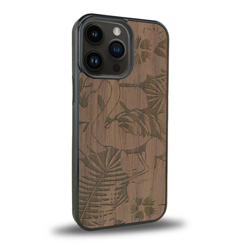 Coque de protection en bois véritable fabriquée en France pour iPhone 15 Pro sur le thème de la nature et des animaux représentant un flamant rose entre des fougères