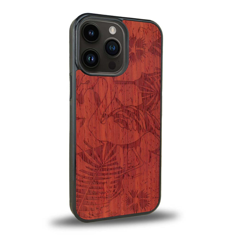 Coque de protection en bois véritable fabriquée en France pour iPhone 15 Pro sur le thème de la nature et des animaux représentant un flamant rose entre des fougères