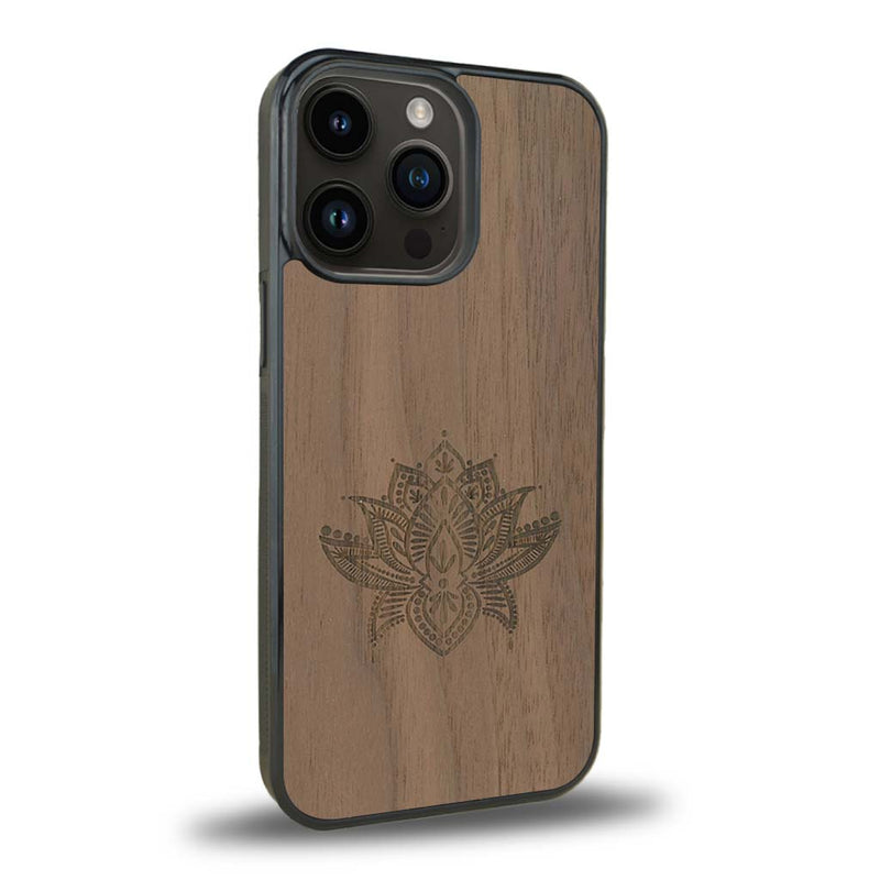Coque de protection en bois véritable fabriquée en France pour iPhone 15 Pro sur le thème de la nature et du yoga avec une gravure zen représentant une fleur de lotus