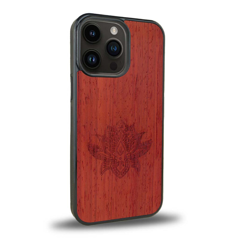 Coque de protection en bois véritable fabriquée en France pour iPhone 15 Pro sur le thème de la nature et du yoga avec une gravure zen représentant une fleur de lotus