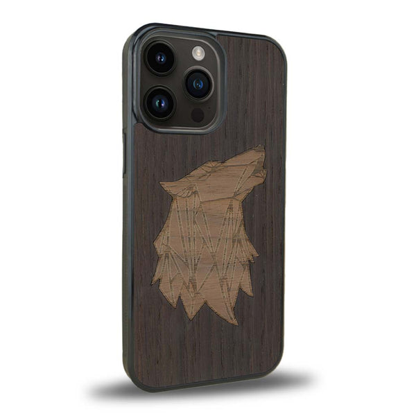 Coque de protection en bois véritable fabriquée en France pour iPhone 15 Pro alliant du chêne fumé et du noyer représentant une tête de loup géométrique de profil sur le thème des animaux et de la nature