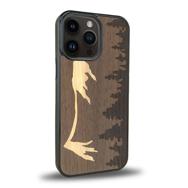 Coque de protection en bois véritable fabriquée en France pour iPhone 15 Pro sur le thème de la nature et de la montagne qui allie du chêne fumé, du noyer et du bambou représentant le mont mézenc
