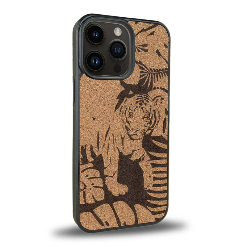 Coque de protection en bois véritable fabriquée en France pour iPhone 15 Pro sur le thème de la nature et des animaux représentant un tigre dans la jungle entre des fougères