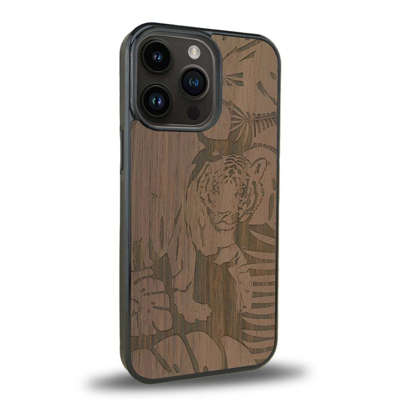 Coque de protection en bois véritable fabriquée en France pour iPhone 15 Pro sur le thème de la nature et des animaux représentant un tigre dans la jungle entre des fougères