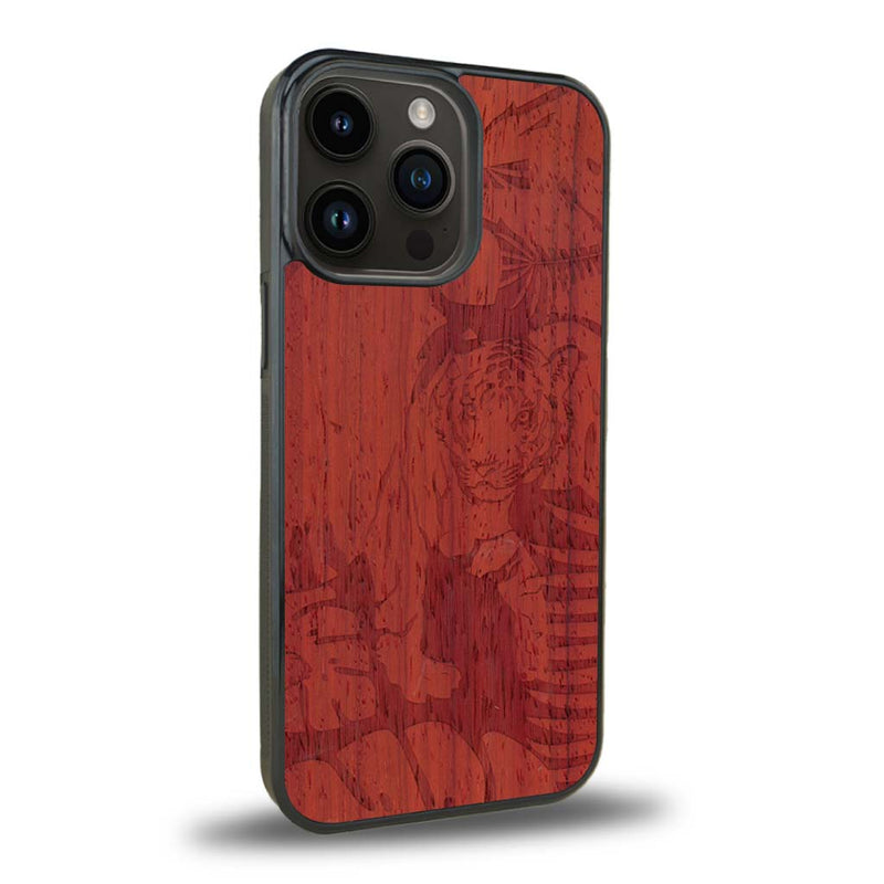 Coque de protection en bois véritable fabriquée en France pour iPhone 15 Pro sur le thème de la nature et des animaux représentant un tigre dans la jungle entre des fougères