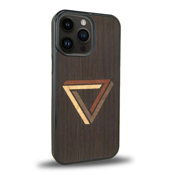 Coque de protection en bois véritable fabriquée en France pour iPhone 15 Pro sur le thème de l'art géométrique qui allie du chêne fumé, du noyer, du bambou et du padouk représentant le triangle de penrose