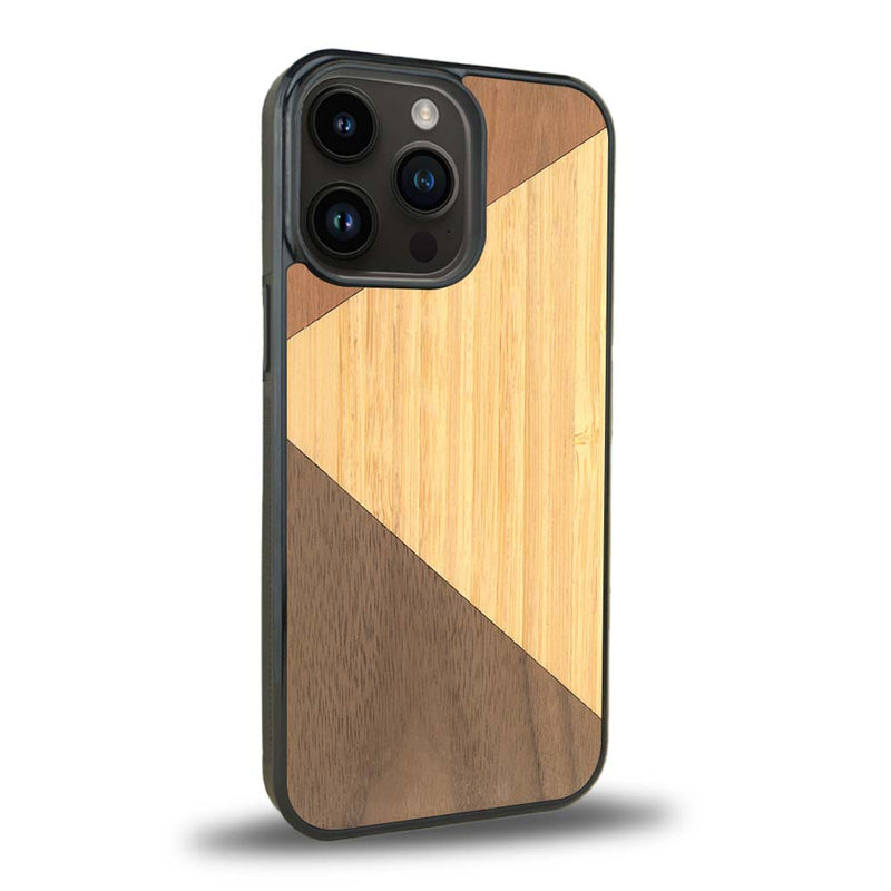 Coque de protection en bois véritable fabriquée en France pour iPhone 15 Pro alliant du merisier, du noyer et du bambou formant chacun deux triangles et un trapèze avec deux jointures en diagonale sur le thème de l'art abstrait