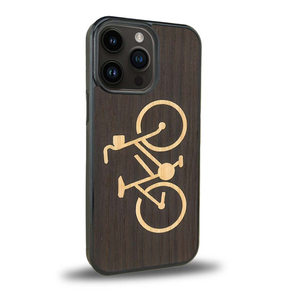 Coque de protection en bois véritable fabriquée en France pour iPhone 15 Pro sur le theme du vélo et de l'outdoor qui allie du bambou et du chêne fumé représentant un vélo