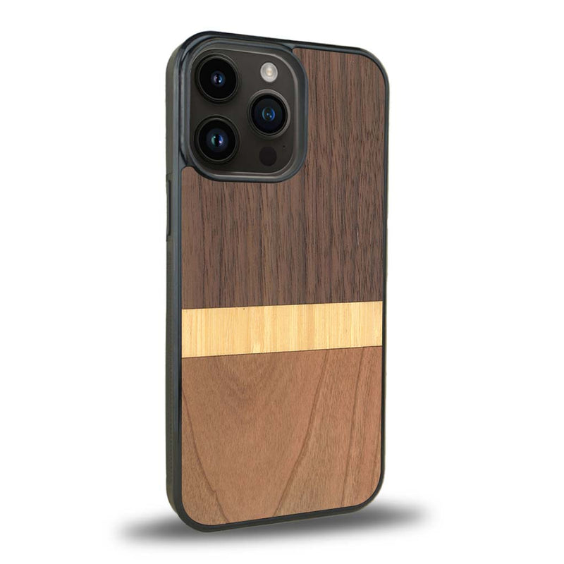 Coque de protection en bois véritable fabriquée en France pour iPhone 15 Pro alliant des bandes horizontales de bambou, merisier et noyer