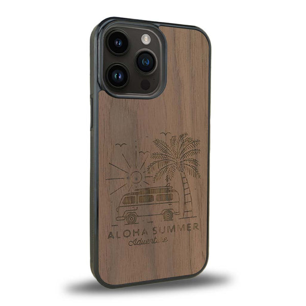 Coque de protection en bois véritable fabriquée en France pour iPhone 15 Pro Max sur le thème de la plage, de l'été et vanlife.