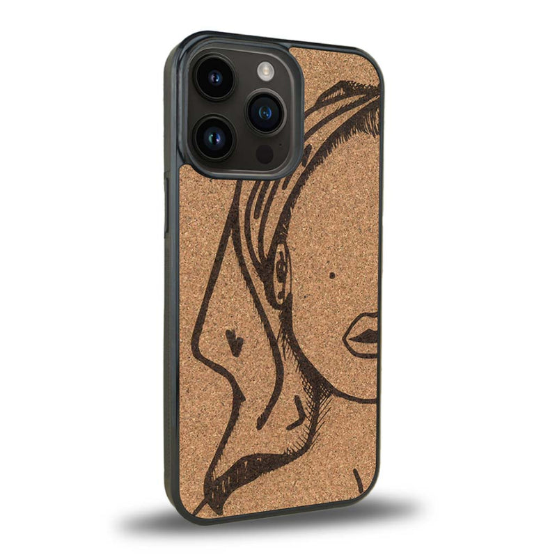 Coque de protection en bois véritable fabriquée en France pour iPhone 15 Pro Max représentant une silhouette féminine épurée de type line art en collaboration avec l'artiste Maud Dabs
