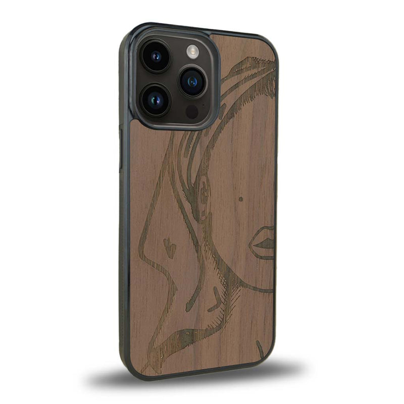 Coque de protection en bois véritable fabriquée en France pour iPhone 15 Pro Max représentant une silhouette féminine épurée de type line art en collaboration avec l'artiste Maud Dabs