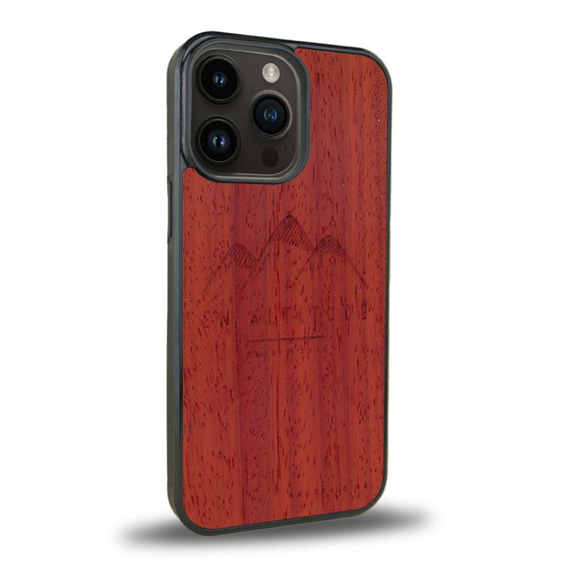 Coque de protection en bois véritable fabriquée en France pour iPhone 15 Pro Max représentant des montagnes, sur le thème de la randonnée en pleine nature et du trail