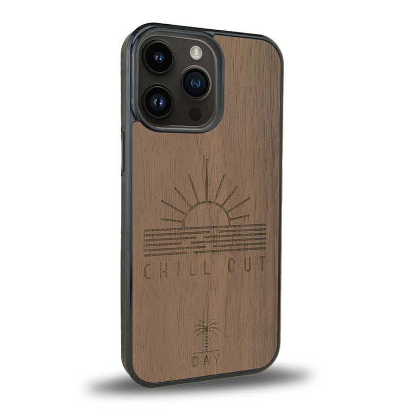 Coque de protection en bois véritable fabriquée en France pour iPhone 15 Pro Max sur le thème chill avec un motif représentant un couché de soleil sur l'océan et la phrase "Chill out"