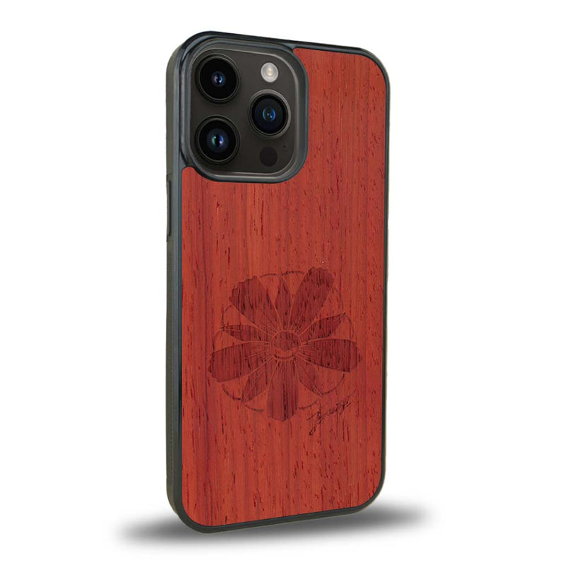 Coque de protection en bois véritable fabriquée en France pour iPhone 15 Pro Max sur le thème des fleurs et de la montagne avec un motif de gravure représentant les pétales d'une fleur des montagnes