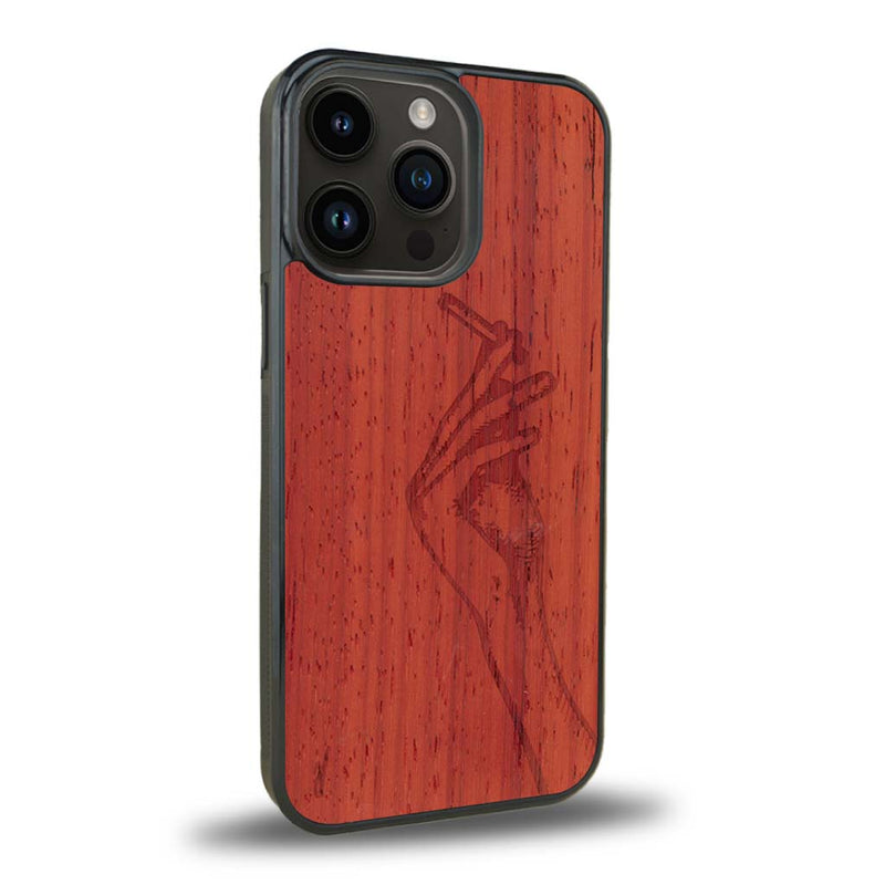 Coque de protection en bois véritable fabriquée en France pour iPhone 15 Pro Max représentant une main de femme tenant une cigarette de type line art en collaboration avec l'artiste Maud Dabs