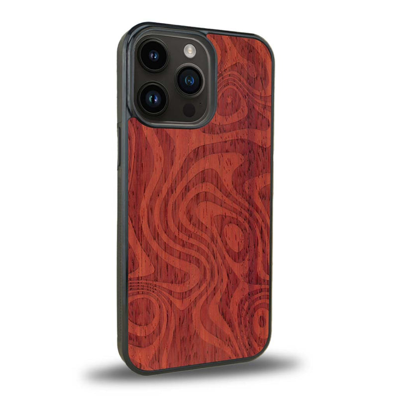 Coque de protection en bois véritable fabriquée en France pour iPhone 15 Pro Max avec un motif abstrait représentant les mouvements de l'eau