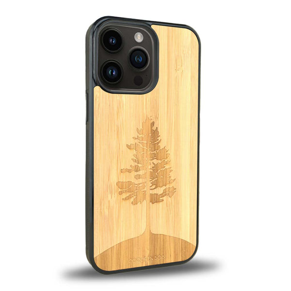 Coque de protection en bois véritable fabriquée en France pour iPhone 15 Pro Max sur le thème de la nature, de la fôret et de l'écoresponsabilité avec une gravure représentant un arbre 