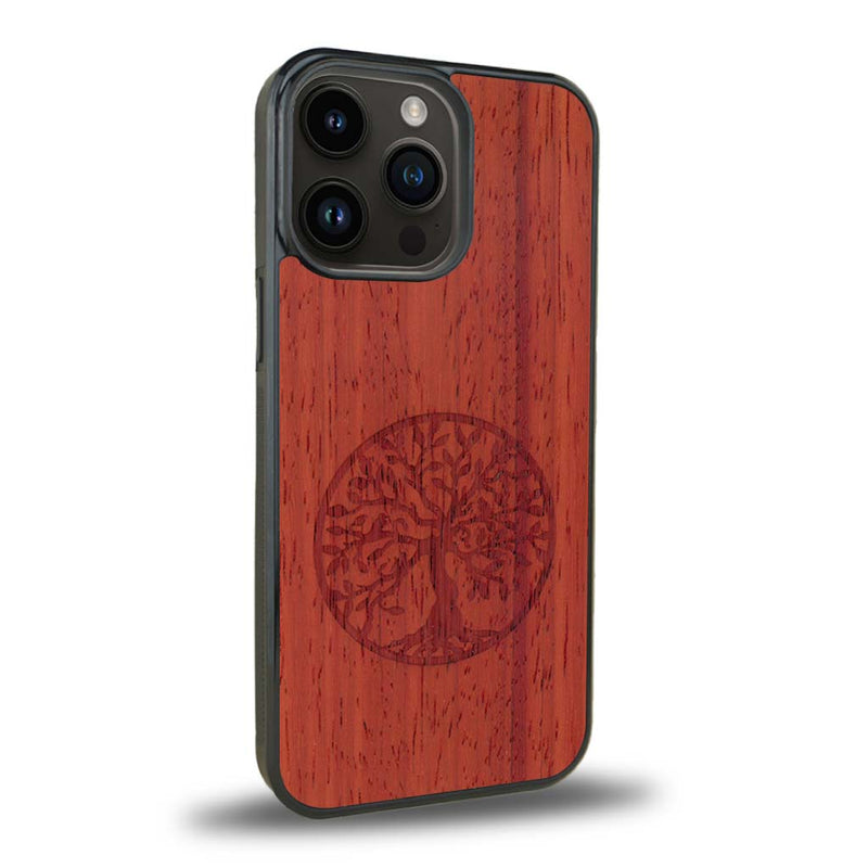 Coque de protection en bois véritable fabriquée en France pour iPhone 15 Pro Max sur le thème de la spiritualité et du yoga avec une gravure zen représentant un arbre de vie