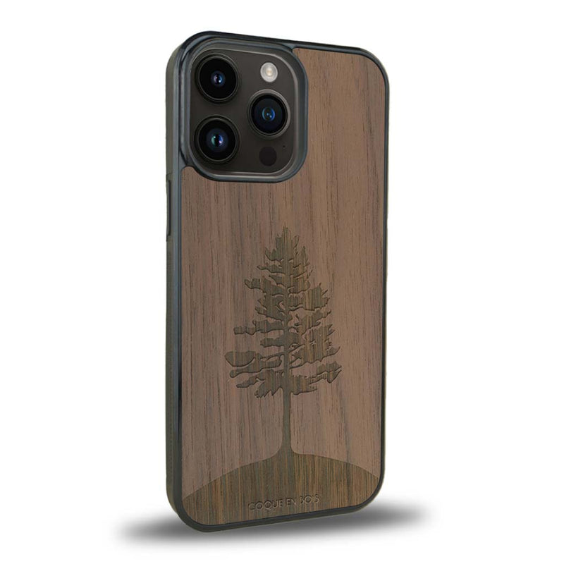 Coque de protection en bois véritable fabriquée en France pour iPhone 15 Pro Max sur le thème de la nature, de la fôret et de l'écoresponsabilité avec une gravure représentant un arbre 