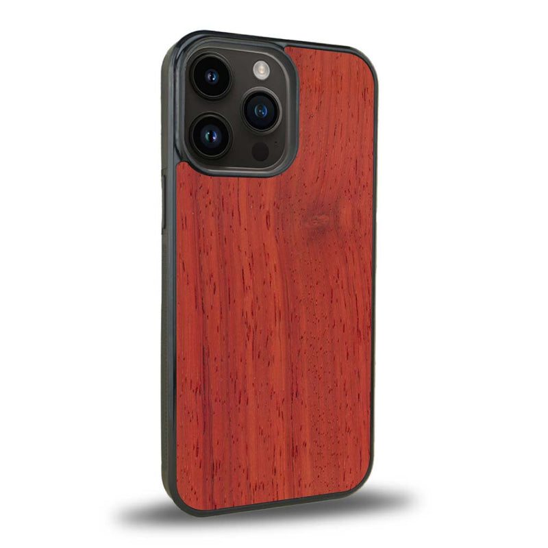 Coque de protection en bois véritable fabriquée en France pour iPhone 15 Pro Max sans gravure avec un design minimaliste et moderne